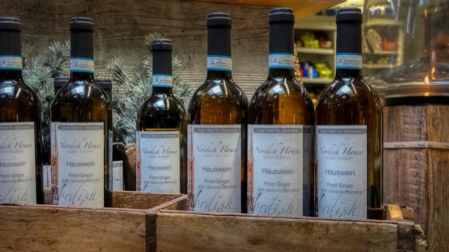 Sechs Flaschen Nordish-House-Hauswein in einer Holzkiste