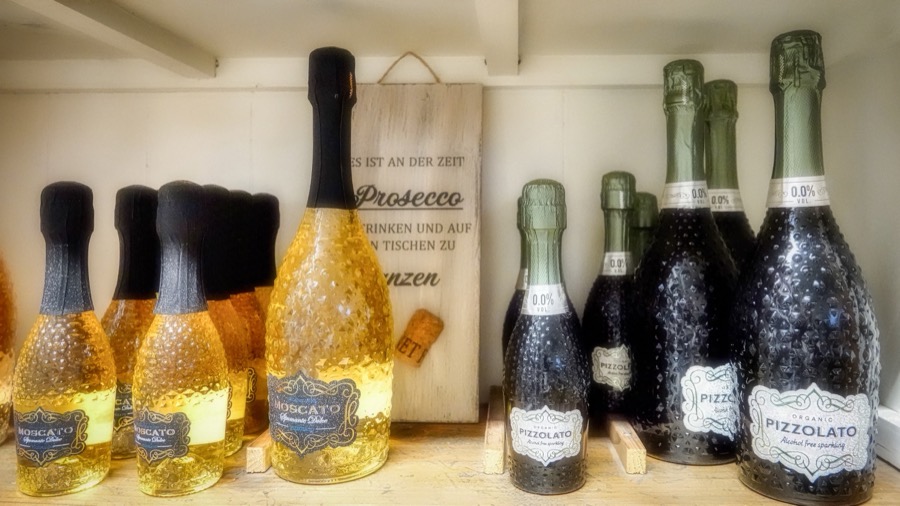 Prosecco und alkoholfreier Pizzolato im Regal