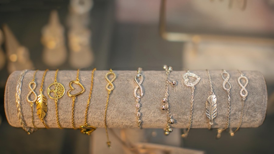 Armbänder auf einer Rolle