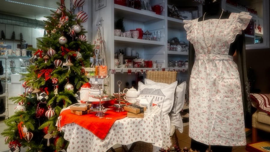 Weihnachtsecke im Laden mit Baum und gedecktem Tisch